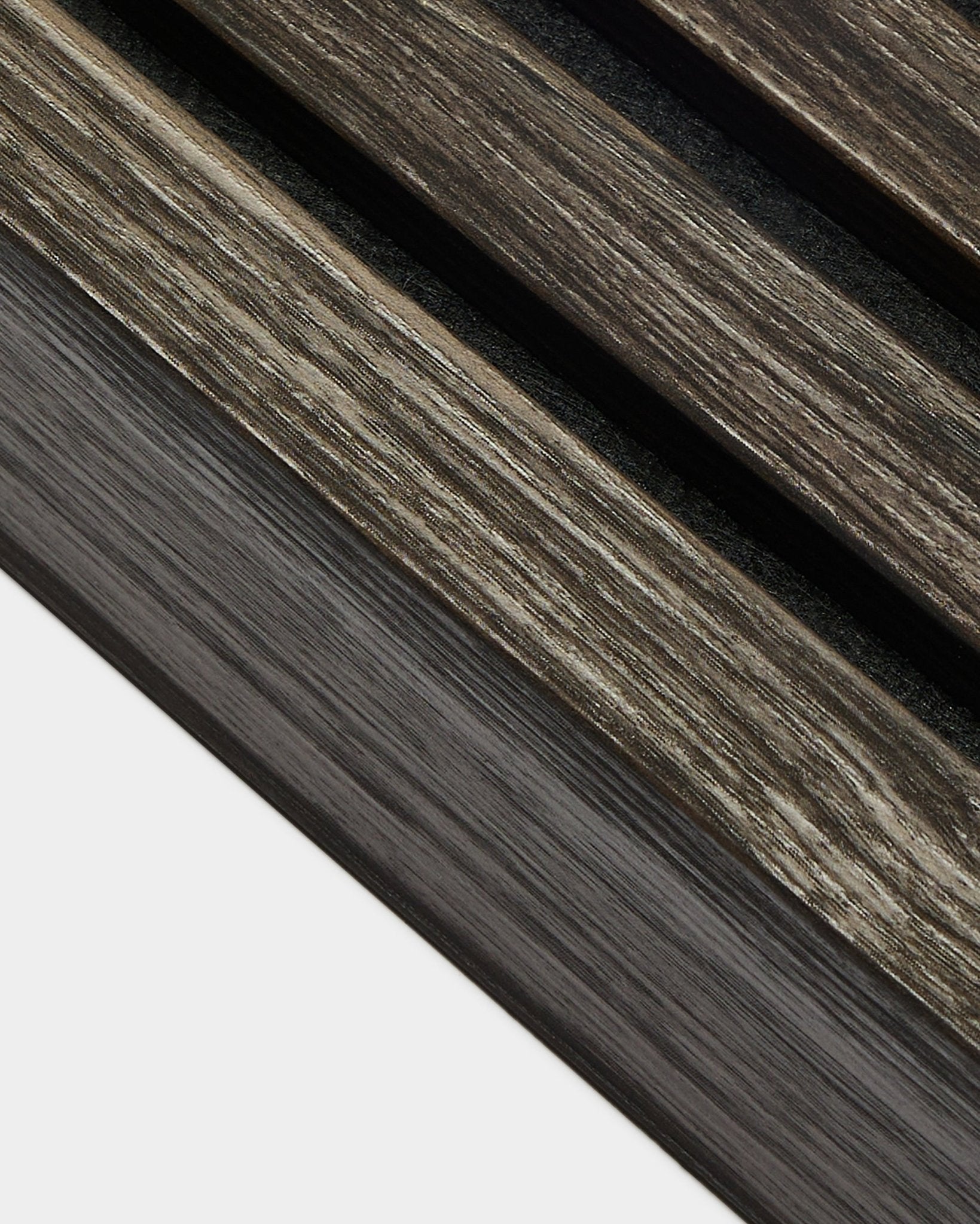 Close-up of WoodUpp Akupanel installation detail in Black Oak, 6.7 cm end lamellae arranged diagonally with finished panel edging on a light background.
